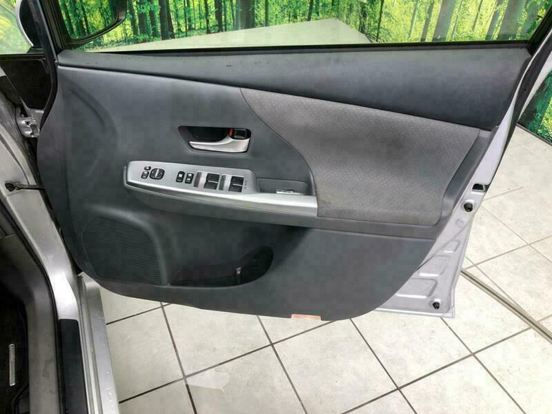 PRIUS ALPHA-18