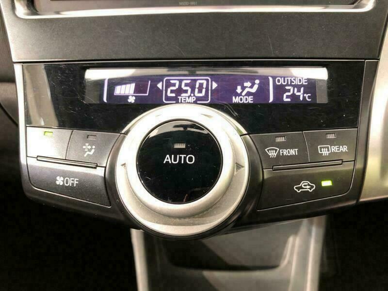 PRIUS ALPHA-38