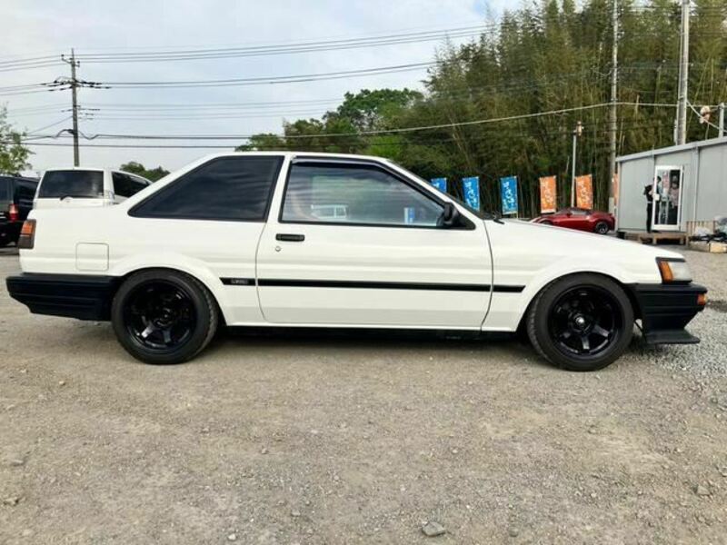 COROLLA LEVIN