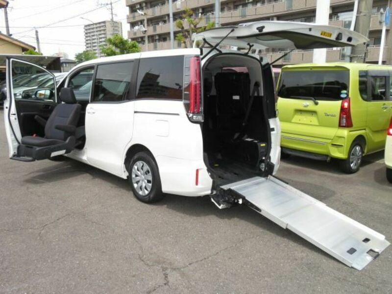 TOYOTA　NOAH