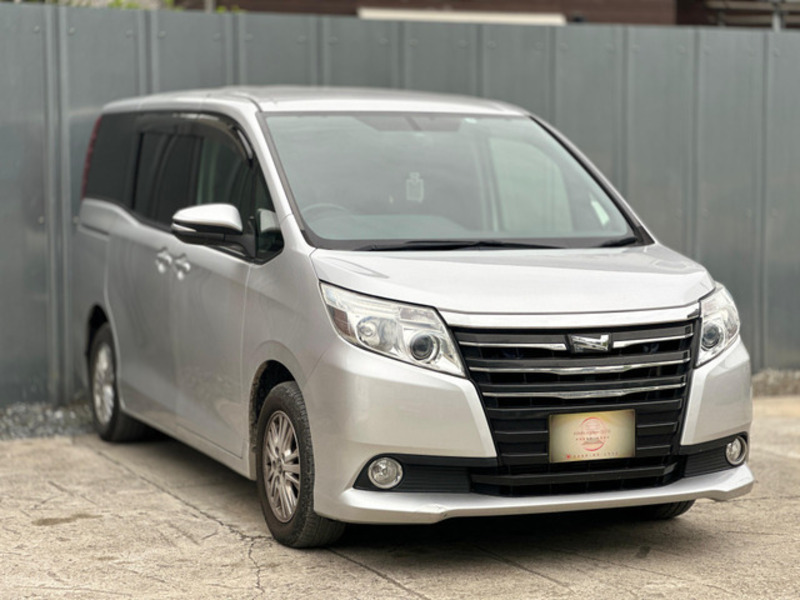 TOYOTA　NOAH