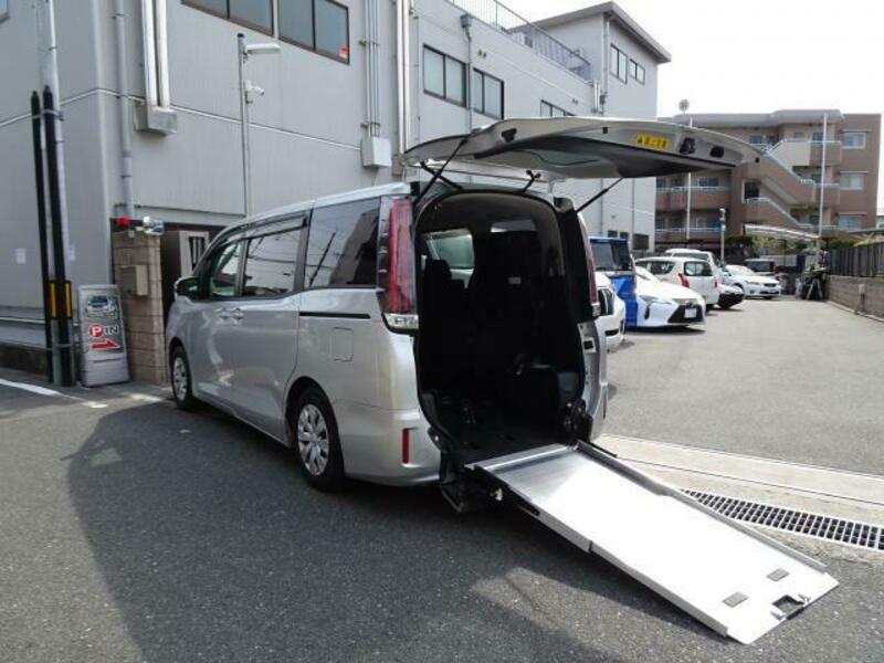 TOYOTA　NOAH