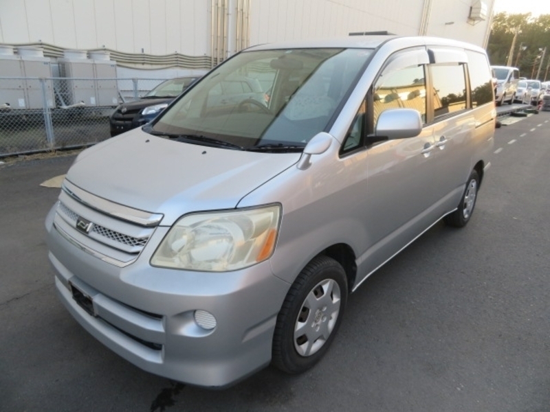 Toyota noah azr60