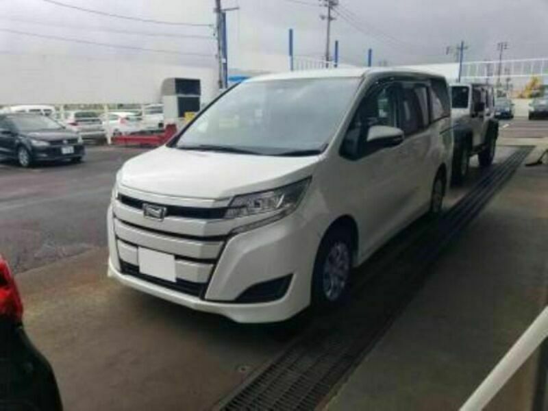 TOYOTA　NOAH