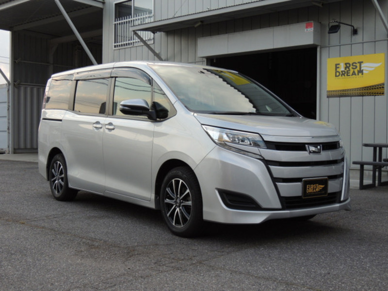 TOYOTA　NOAH