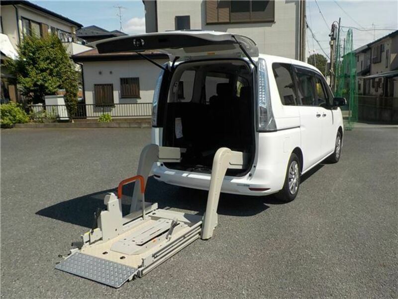 NISSAN　SERENA