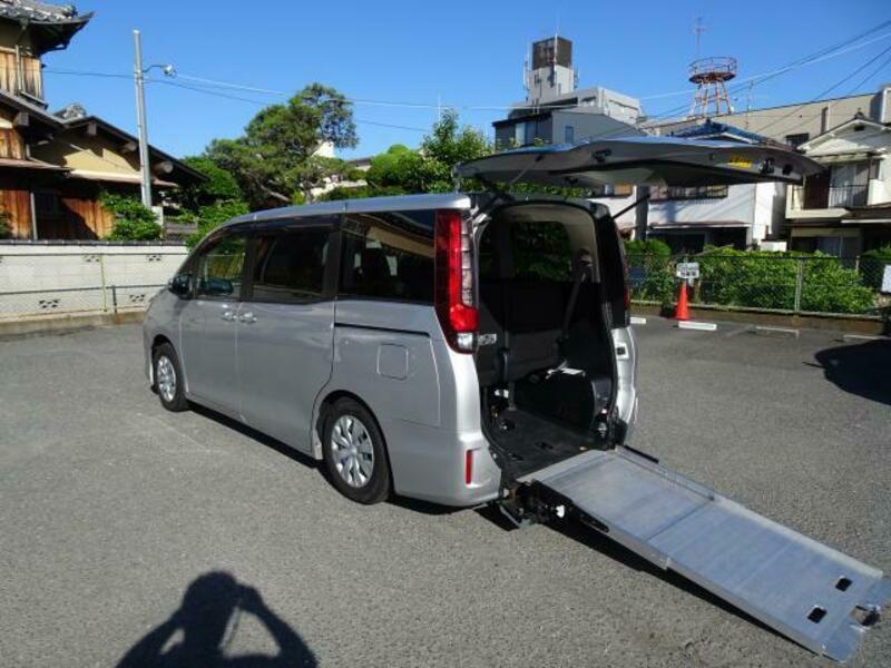 TOYOTA　NOAH