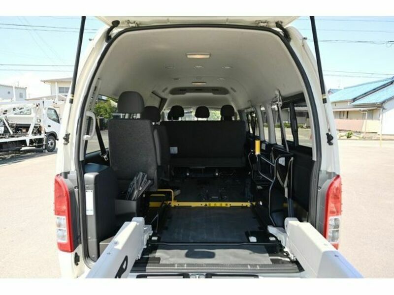 HIACE COMMUTER-13