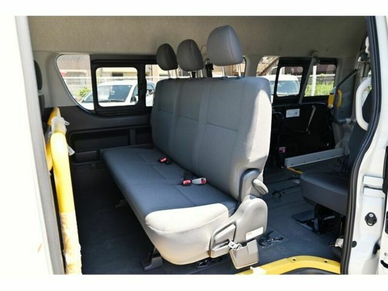 HIACE COMMUTER-18