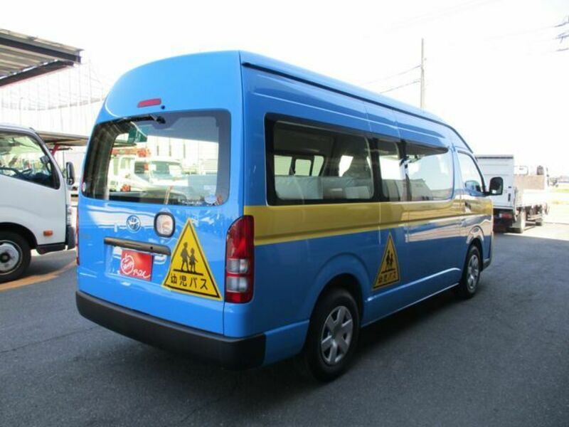 HIACE COMMUTER-1