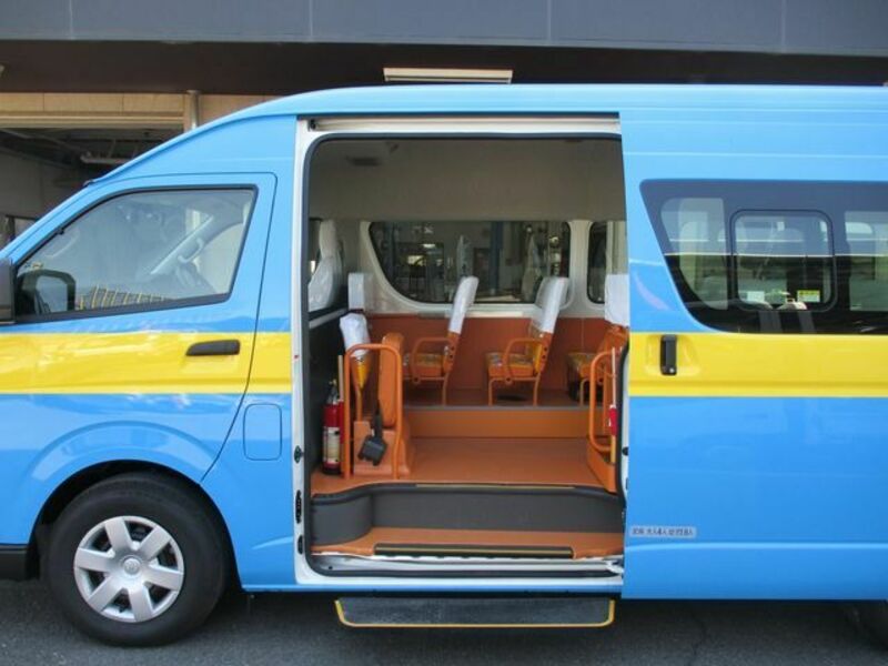 HIACE COMMUTER-6