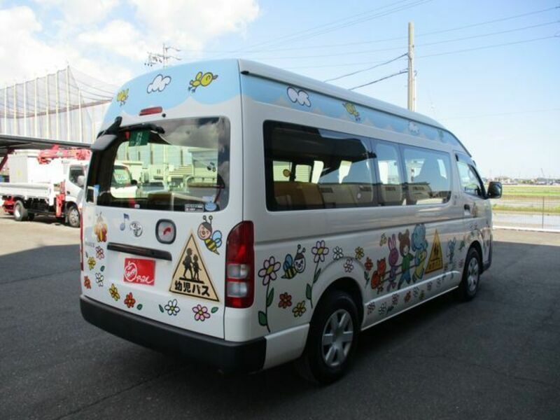 HIACE COMMUTER-1