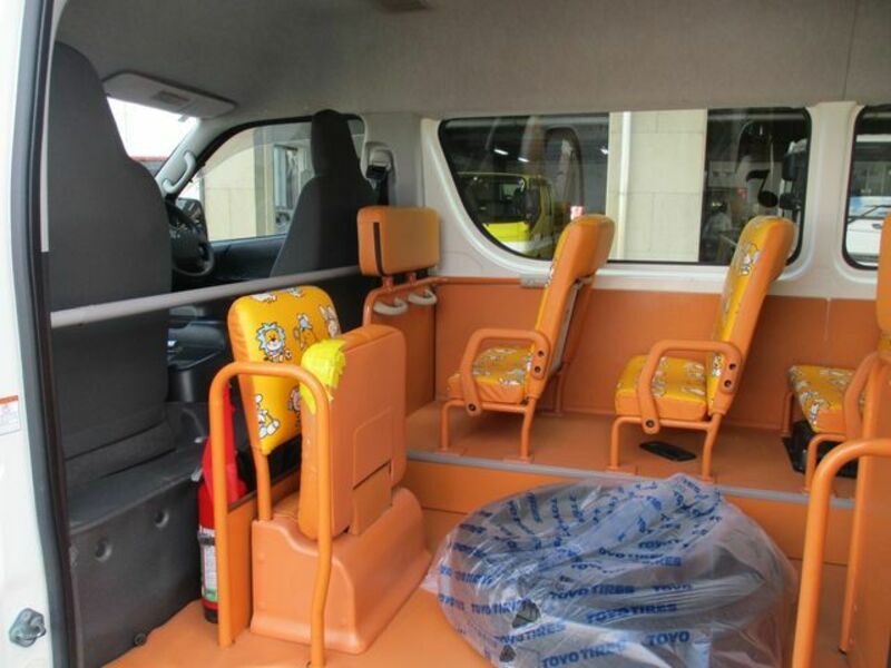 HIACE COMMUTER-11