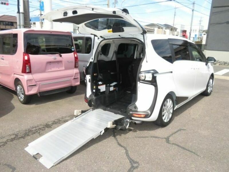 TOYOTA　SIENTA