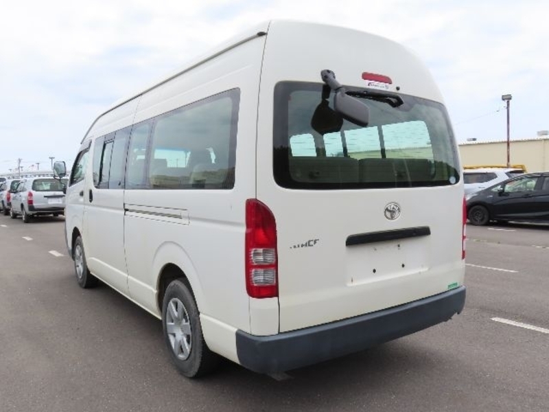 Hiace Commuter-16