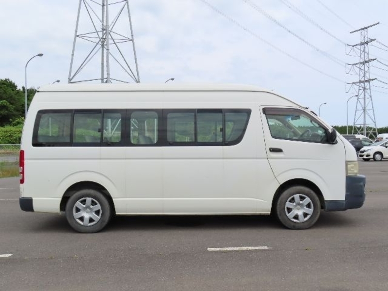 Hiace Commuter-3