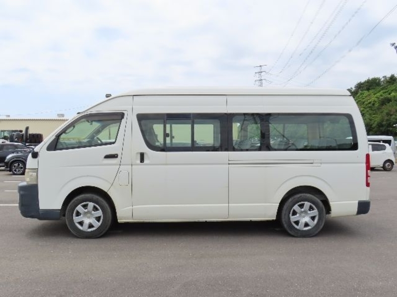 Hiace Commuter-13