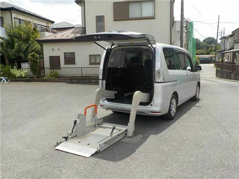 NISSAN　SERENA