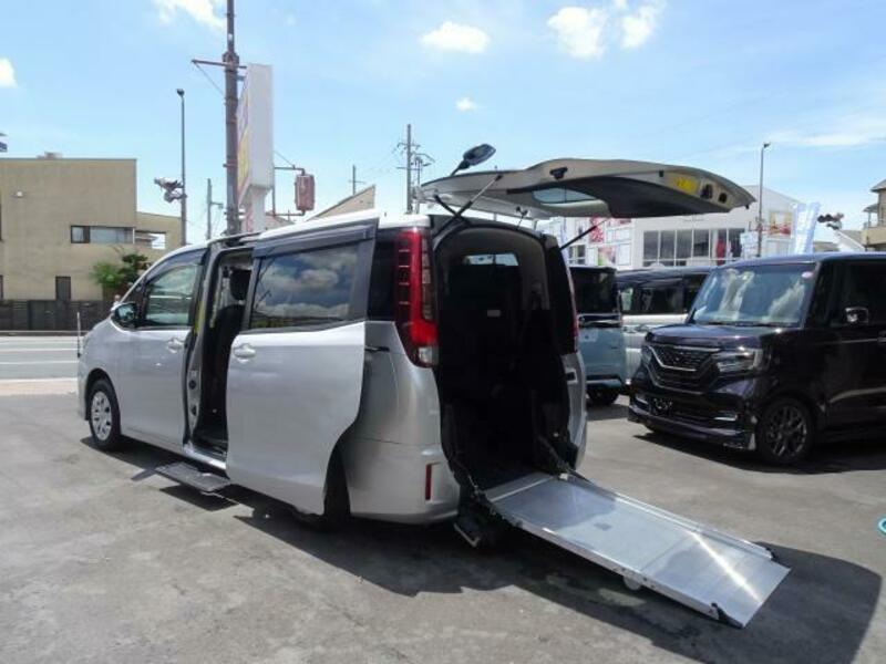 TOYOTA　NOAH