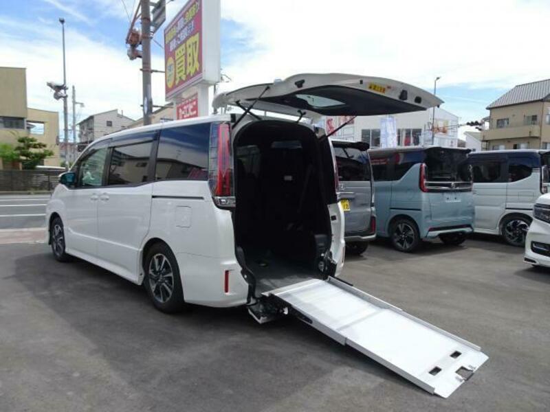 TOYOTA　NOAH