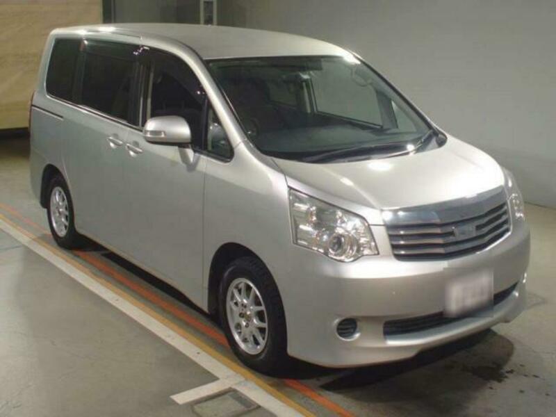 TOYOTA　NOAH