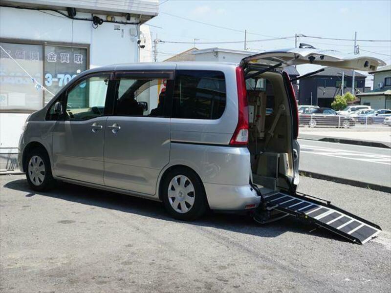 NISSAN　SERENA