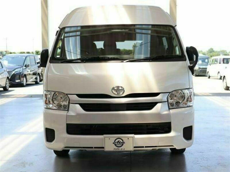 HIACE COMMUTER-1