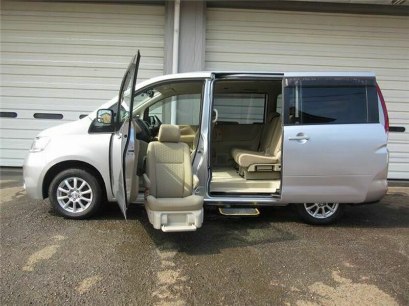 NISSAN　SERENA