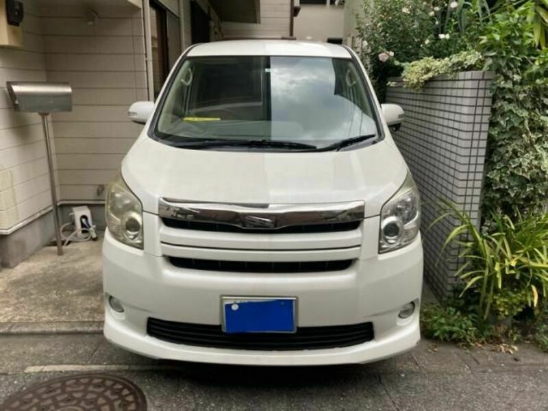 TOYOTA　NOAH