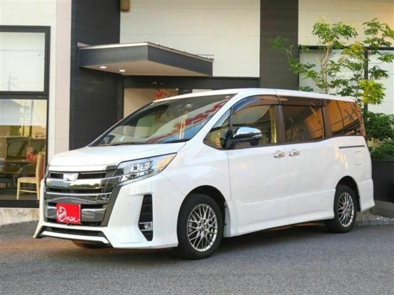 TOYOTA　NOAH