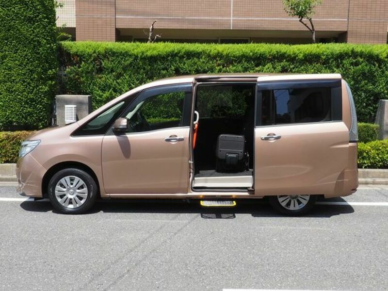 NISSAN　SERENA