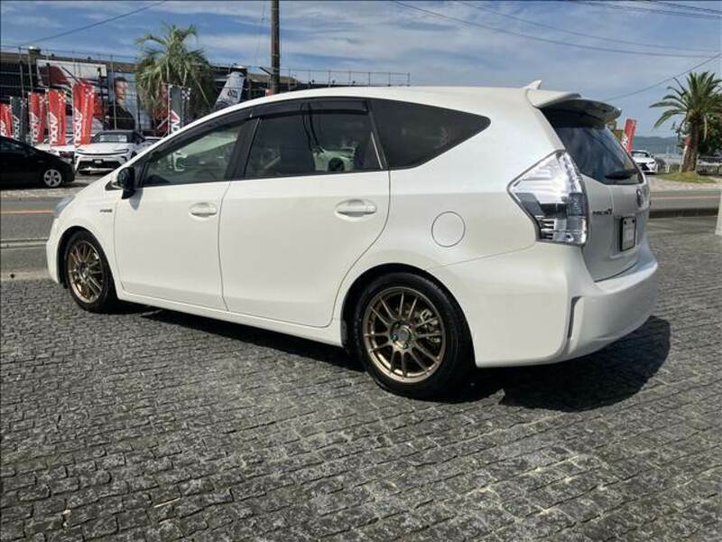 PRIUS ALPHA-1