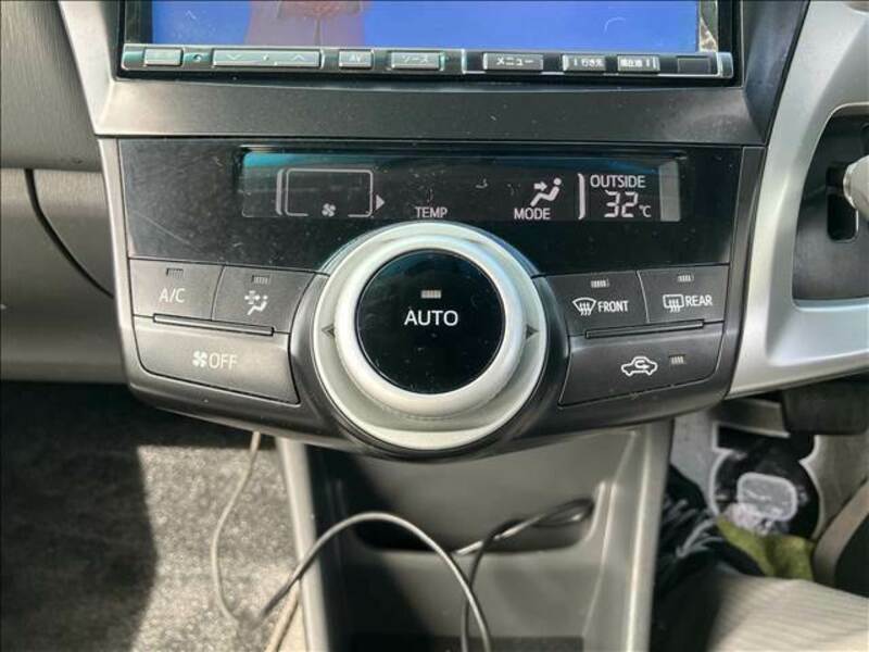 PRIUS ALPHA-13