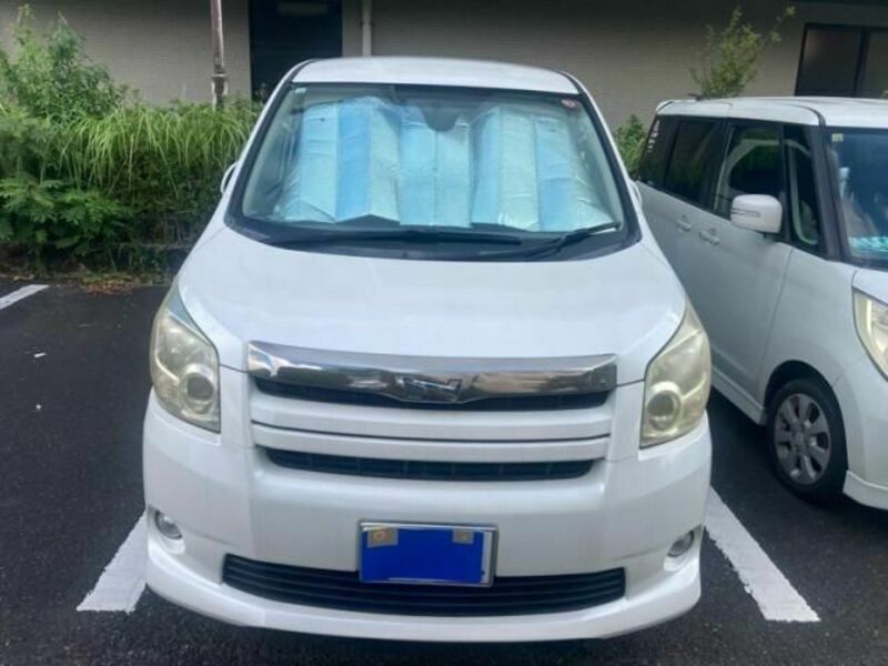 TOYOTA　NOAH