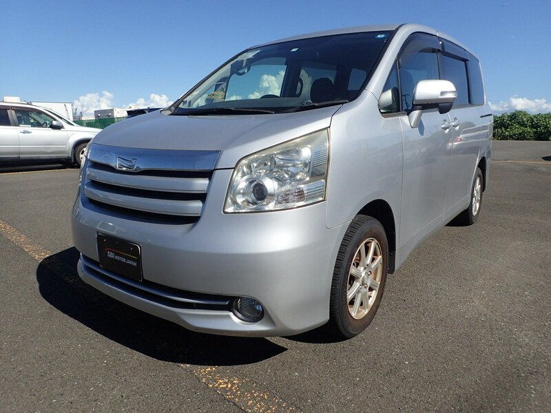 TOYOTA　NOAH