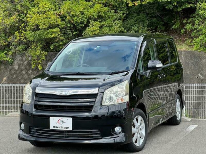 TOYOTA　NOAH