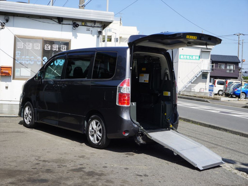 TOYOTA　NOAH