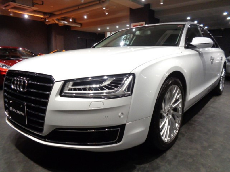 AUDI　A8