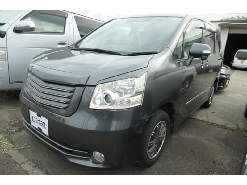 TOYOTA　NOAH