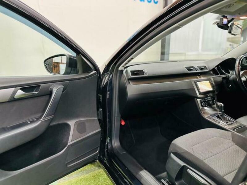 PASSAT VARIANT-16