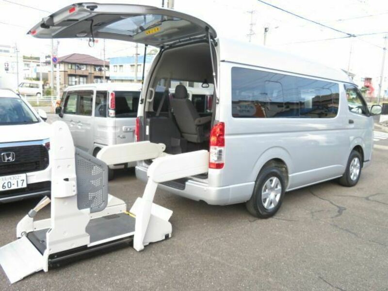 TOYOTA　HIACE