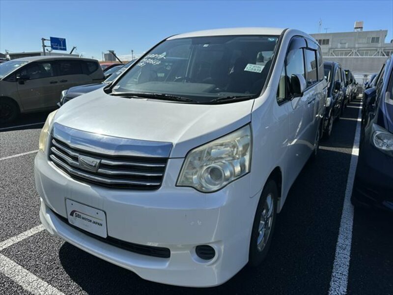 TOYOTA NOAH