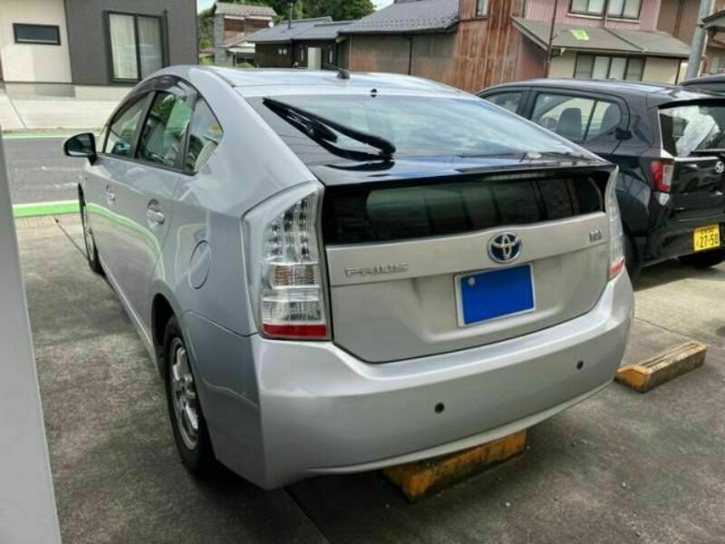 PRIUS-8