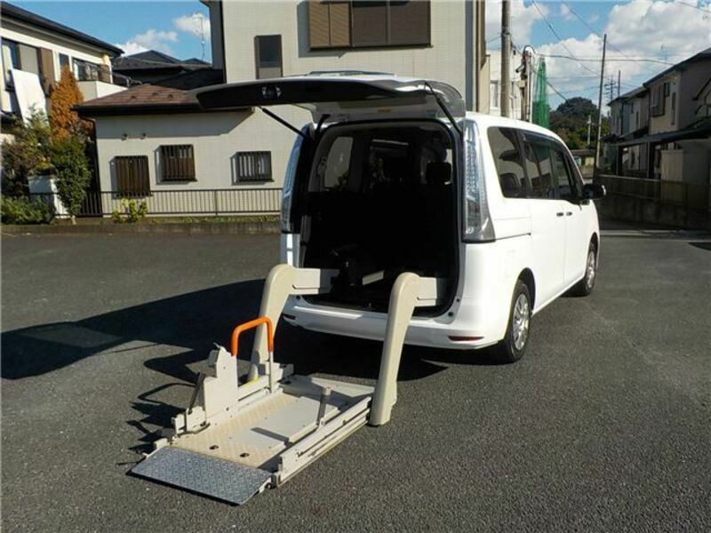 NISSAN　SERENA