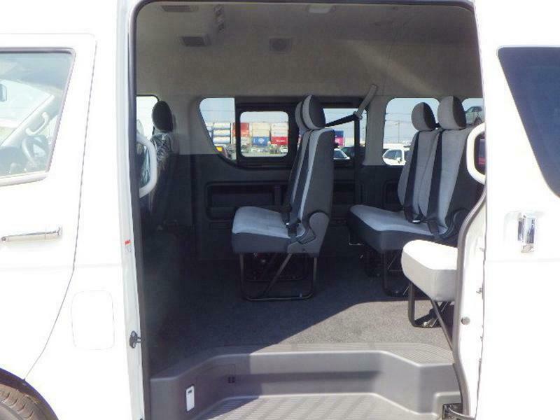 HIACE COMMUTER-17