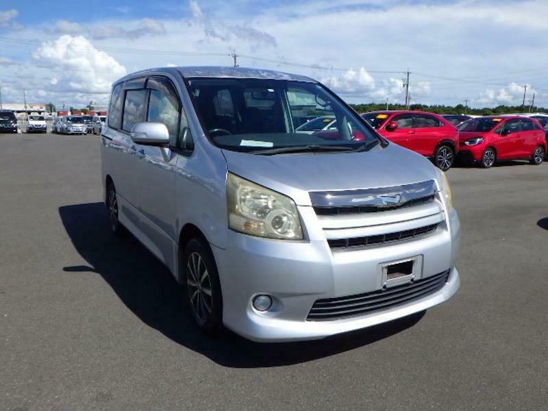 TOYOTA　NOAH