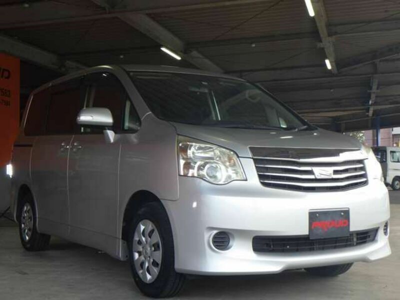 TOYOTA　NOAH