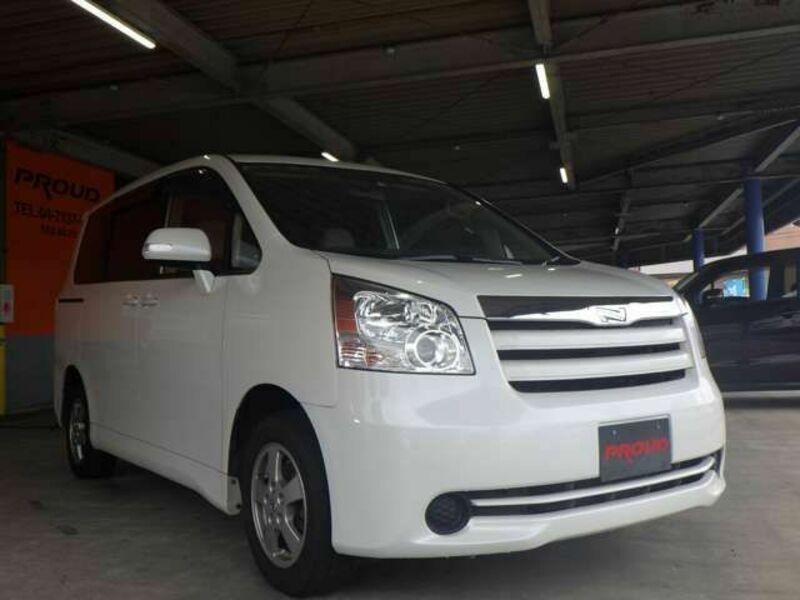 TOYOTA　NOAH