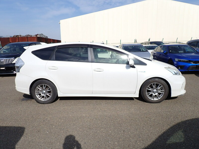 PRIUS ALPHA-4