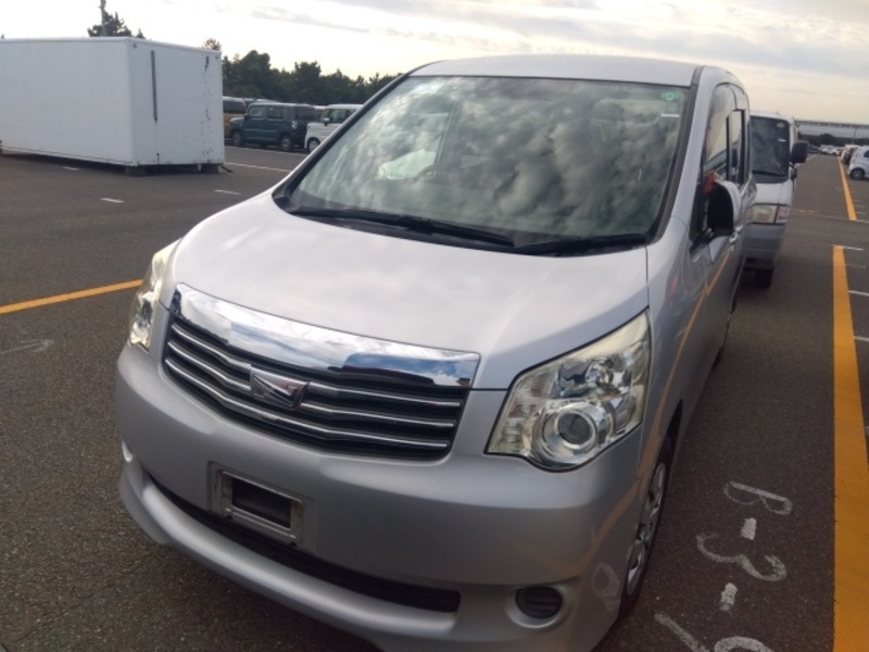 TOYOTA　NOAH